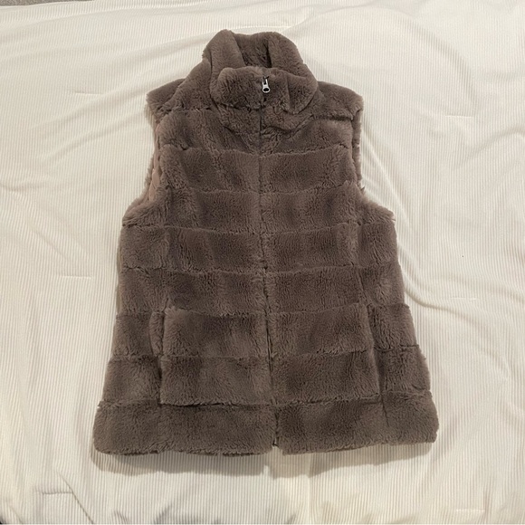 Faux fur vest - Picture 1 of 4